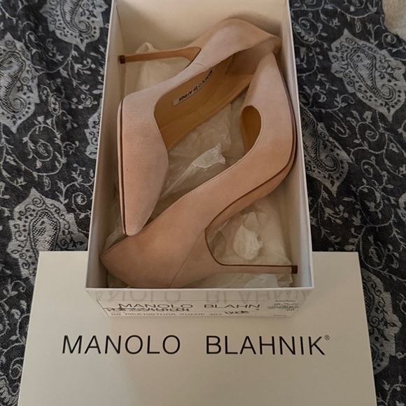 Manolo Blahnik Blush Suede Heels - Picture 2 of 7
